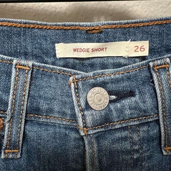 Levi’s Wedgie Short *make an offer* - Picture 4 of 8